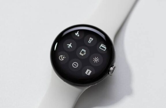 The first Pixel Watch is now receiving Wear OS 4 updates